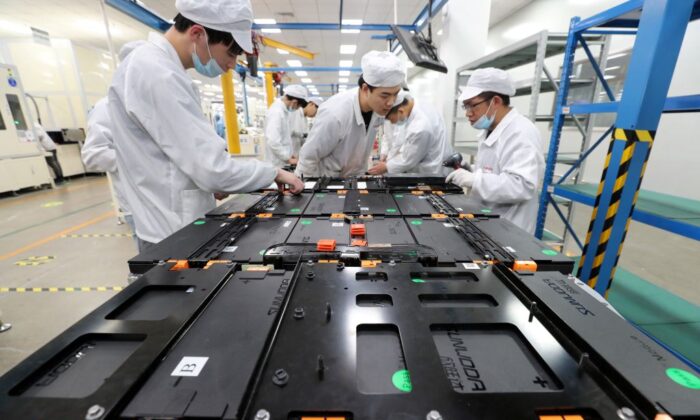 Des ouvriers dans une usine de Xinwangda Electric Vehicle Battery Co. Ltd, qui fabrique des batteries au lithium pour les voitures électriques et autres usages, à Nanjing, dans la province chinoise du Jiangsu (est). (STR/AFP via Getty Images)