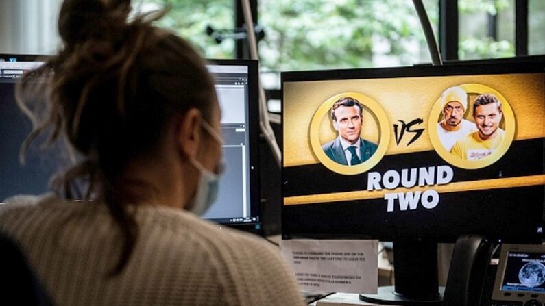 Le président français Emmanuel Macron face aux youtubeurs McFly et Carlito (Photo par MARTIN BUREAU/AFP via Getty Images)