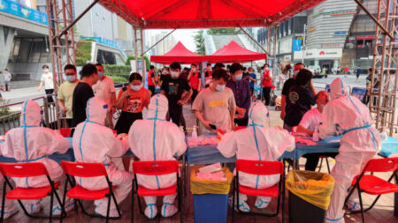 Une manifestation contre les confinements à Shenzhen vire à l’affrontement avec la police