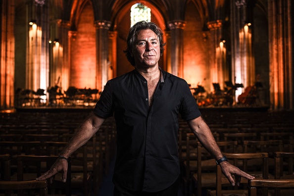 -Le ténor d'opéra franco-italien Roberto Alagna à la basilique cathédrale de Saint-Denis, dans le nord de Paris, le 9 juin 2021. Photo de Lucas BARIOULET / AFP via Getty Images.