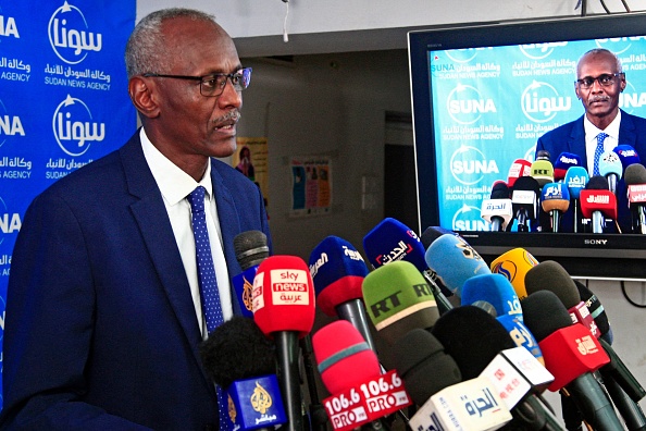 -Le ministre soudanais de l'irrigation et des ressources en eau, Yasser Abbas, tient une conférence de presse à Khartoum, la capitale soudanaise, le 14 juin 2021. Photo par Ebrahim HAMID / AFP via Getty Images.