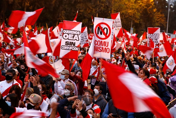 -Les gens participent à un rassemblement sous le slogan #respectmyvote, s'opposant à la possibilité d'un gouvernement socialiste, au cas où le gauchiste Pedro Castillo remporterait le second tour des élections du 6 juin - à Lima, le 26 juin 2021. Photo de Janine COSTA / AFP via Getty Images.