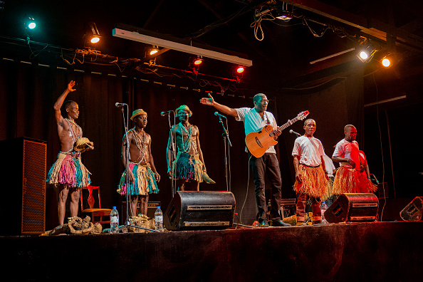 -Des musiciens de Banda Linda, Camel Zekri, auteur-compositeur et guitariste franco-algérien, et les deux chanteurs Pygmées Aka, se produisent pendant la "Polyphonie, polyfolie", le 12 juin 2021. Photo par Barbara Debout / AFP via Getty Images.