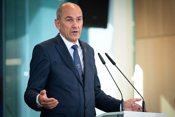 Le Premier ministre slovène, Janez Jansa, donne une conférence de presse après que la Slovénie a pris la présidence tournante de l'Union européenne, à Brdo, le 1er juillet 2021. (Photo : JURE MAKOVEC/AFP via Getty Images)