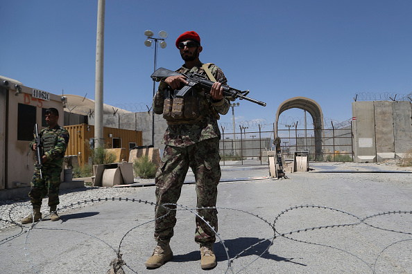 -Un soldat de l'armée nationale afghane monte la garde à la base aérienne de Bagram, 70 km au nord de Kaboul, le 2 juillet 2021. Photo de Zakeria HASHIMI / AFP via Getty Images.