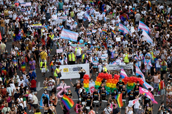 Des personnes participent à une marche des fiertés à Madrid le 3 juillet  2021. (Photo : OSCAR DEL POZO/AFP via Getty Images)