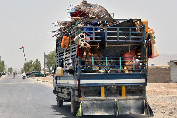 -Une famille déplacée à l'intérieur du pays s'enfuit vers la province de Kandahar, après que les talibans ont capturé un quartier clé de leur ancien bastion. Photo de Javed Tanveer via Getty Images.