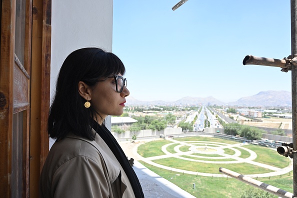 Les autoportraits saisissants de la photographe Rada Akbar sont une déclaration de son indépendance et de son héritage, mais en Afghanistan, cela présente un risque mortel à Kaboul le 24 juin 2021. Photo ADEK BERRY/AFP via Getty Images.