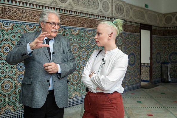 Mila visite la Grande Mosquée de Paris avec le recteur de la Grande Mosquée de Paris, Chems-Eddine Hafiz. (Photo : JOEL SAGET/AFP via Getty Images)