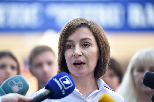 -La présidente moldave Maia Sandu s'entretient avec des journalistes devant un bureau de vote, le 11 juillet 2021. Photo Sergei GAPON / AFP via Getty Images.