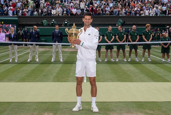 -Le Serbe Novak Djokovic pose avec le trophée du vainqueur après avoir battu l'Italien Matteo Berrettini lors de leur match final, dans le sud-ouest de Londres, le 11 juillet 2021. Photo par AELTC/Ben Solomon / POOL / AFP via Getty Images.