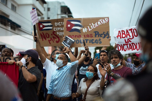 -Des citoyens cubains résidant en République dominicaine participent à une manifestation contre le gouvernement du président cubain Miguel Díaz-Canel près de l'ambassade de Cuba, à Saint-Domingue le 12 juillet 2021. Photo par Erika SANTELICES / AFP via Getty Images.