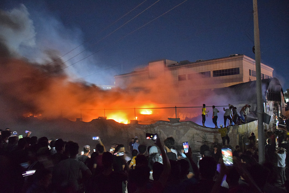 -Un incendie massif engloutit le service d'isolement des coronavirus de l'hôpital Al-Hussein dans le sud de l'Irak, le 12 juillet 2021. Photo par Asaad NIAZI / AFP via Getty Images.