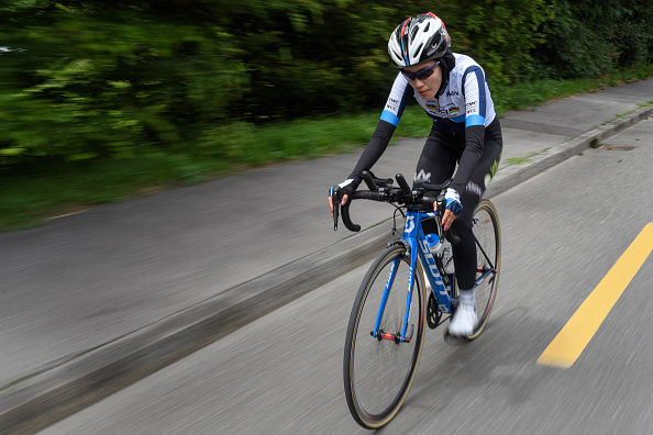 La cycliste sur route réfugiée afghane Masomah Ali Zada roule lors d'une séance d'entraînement au Centre mondial du cyclisme Aigle le 1er juillet 2021, elle se prépare à participer aux Jeux olympiques de Tokyo. Photo de Fabrice COFFRINI / AFP via Getty Images.