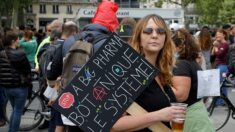 Annecy : des centaines de manifestants contre le pass sanitaire dans la cour de la préfecture de Haute-Savoie