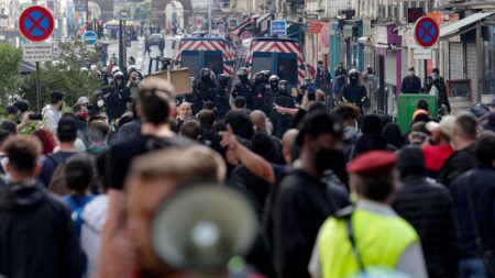 Coronavirus : dans toute la France des milliers de personnes manifestent contre le pass sanitaire