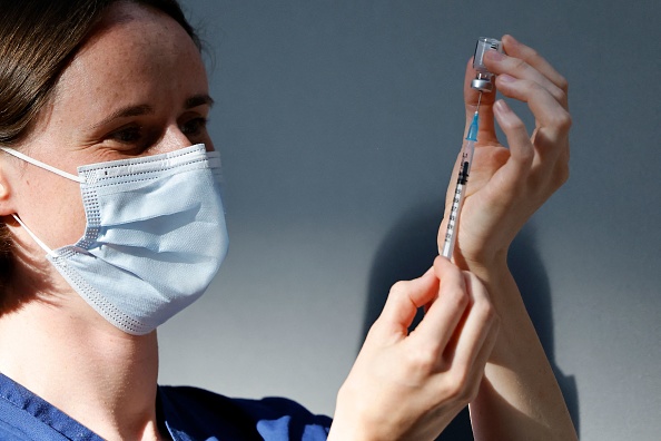 Selon Pfizer/BioTech, une troisième dose aux Etats-Unis et en Europe. (Photo : TOLGA AKMEN/AFP via Getty Images)