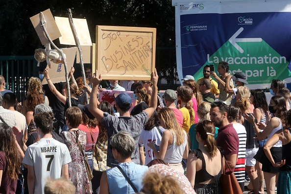 Manifestation le 17 juillet 2021 à Perpignan contre la vaccination et le pass sanitaire annoncés par Emmanuel Macron. (Photo by RAYMOND ROIG/AFP via Getty Images)