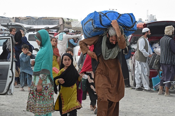 -Des gens se dirigent vers un point de passage frontalier dans la ville pakistanaise de Chaman le 17 juillet 2021. Photo par Banaras KHAN/AFP via Getty Images.