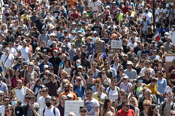 Manifestation à Nantes le 17 juillet 2021 contre l'obligation vaccinale et le pass sanitaire. (Photo SEBASTIEN SALOM-GOMIS/AFP via Getty Images)