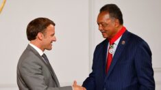 « Notre frère »: Emmanuel Macron décore le pasteur américain Jesse Jackson, militant racialiste et antisémite