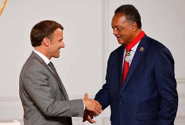 Le Président Emmanuel Macron remet la Légion d'honneur au Vétéran américain Jesse Jackson. (Photo : LUDOVIC MARIN/POOL/AFP via Getty Images)