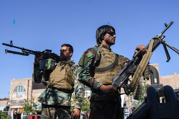 -Le personnel de sécurité afghan est en alerte à l'extérieur de la mosquée bleue pendant les prières de l'Aïd al-Adha à Herat le 20 juillet 2021. Photo de Hoshang Hashimi AFP via Getty Images.