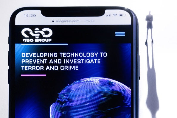 -Illustration- un smartphone avec le site Web du groupe israélien NSO qui présente le logiciel espion "Pegasus", exposé à Paris le 21 juillet 2021. Photo de JOEL SAGET /AFP via Getty Images.