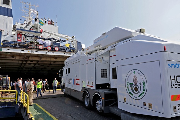 -Le port de Beyrouth le 23 juillet 2021 transporte 136 tonnes d'aide humanitaire au Liban. L'effondrement du Liban, qui a commencé par une crise financière causée par la corruption et la mauvaise gestion de l'État. Photo ANWAR AMRO/AFP via Getty Images.