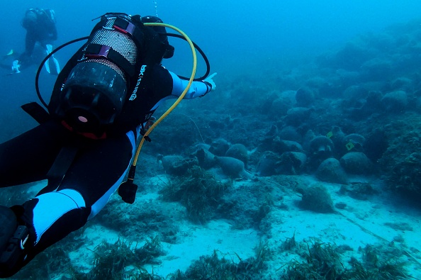 Des plongeurs Visitent le musée sous-marin de la mer Égée, au large des côtes de l'île grecque Alonissos le 20 juillet 2021. Photo de Will Vassilopoulos /AFP via Getty Images.