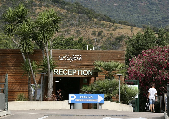 Cette photo montre l'entrée du terrain de la colonie de vacances Le Sagone où 33 personnes ont été testées positives au Covid-19 sur l'île méditerranéenne française de Corse, à Sagone le 25 juillet 2021 .  (STR / AFP) (Photo by STR/AFP via Getty Images)