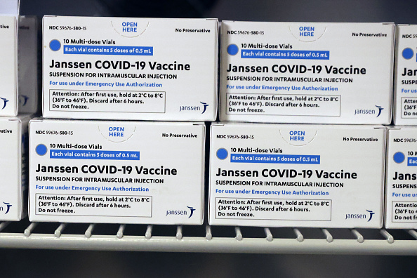 Selon l'EMA, 108 cas du syndrome neurologique ont été signalés dans le monde à la date du 30 juin, suite à l'administration du vaccin Janssen, du laboratoire américain Johnson & Johnson. Une personne est morte. (Photo : Spencer Platt/Getty Images)