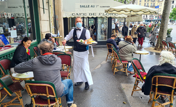 Depuis le 1er juillet 2021, les restaurateurs sont tenus de proposer des contenants pour que les clients puissent emporter les restes de leur repas. (Marc Piasecki/Getty Images)