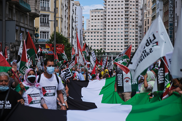 Des centaines de personnes défilent dans le centre de Madrid en soutien au Sahara occidental le 19 juin 2021 à Madrid, en Espagne. Photo de Xaume Olleros/Getty Images.