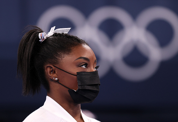 L'Américaine Simone Biles participe à l'épreuve de gymnastique artistique à la poutre de la qualification féminine lors des Jeux Olympiques de Tokyo 2020 le 25 juillet 2021. Photo de Loic VENANCE / AFP via Getty Images.