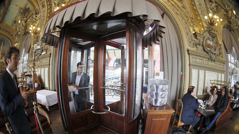 L'entrée du restaurant "Le train bleu", gare De Lyon à Paris. Tout restaurant, café, théâtre ou centre commercial qui ne contrôlerait pas le pass sanitaire des clients est passible de 45 000 euros d'amende. (Crédit photo PATRICK KOVARIK/AFP/GettyImages)