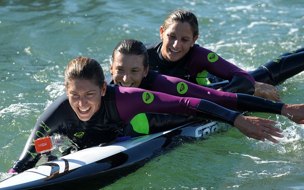 Les paddleboarders Alexandra Lux, Stephanie Geyer Barneix et Itziar Abascal pagaient dans l'eau après leur deuxième test de traversée Lorient - Capbreton en préparation de leur traversée du Cap Horn à l'Antarctique au port de Capbreton, sud-ouest de la France, le 18 octobre 2014.  (IROZ GAIZKA/AFP via Getty Images)