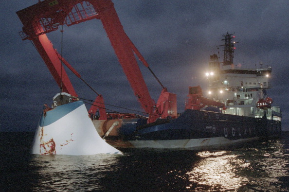 -La porte de proue du ferry coulé M/S Estonia est soulevée du fond de la mer au large de l'île d'Uto pendant la nuit du 19 novembre 1994. Photo Jaakkoo AVIKAINEN/AFP via Getty Images.