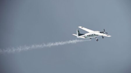 À 18 ans, Travis devient le plus jeune pilote à faire un tour du monde