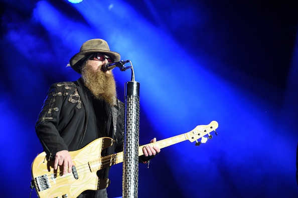 Dusty Hill, bassiste du célèbre groupe ZZ Top.   (Photo :  SEBASTIEN BOZON/AFP via Getty Images)