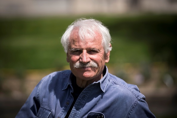 Le photographe et journaliste français Yann Arthus-Bertrand pose lors d'une séance photo dans sa fondation au Domaine de Longchamp, le 10 mai 2017 à Paris.  (LIONEL BONAVENTURE/AFP via Getty Images)