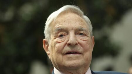 George Soros fait don d’un million de dollars à un groupe qui tente de « supprimer le financement de la police » dans un contexte de recrudescence de la criminalité