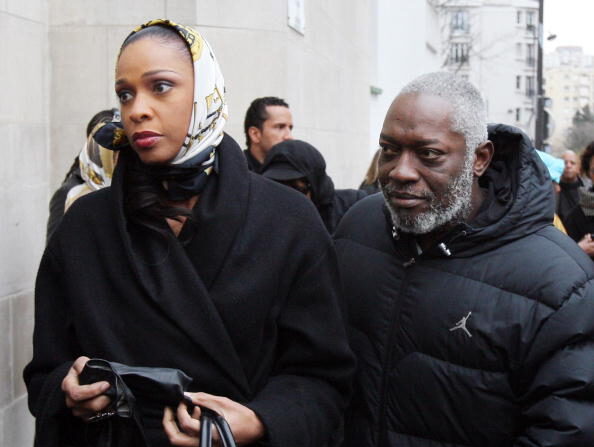 Le guitariste et compositeur français Kassav Jacob Desvarieux (à droite), entouré d'une personne non identifiée, le 7 mars 2008 (PATRICK KOVARIK/AFP via Getty Images)