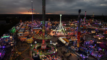 Drame évité de justesse : une attraction de fête foraine manque de s’écrouler, des passants la retiennent in-extrémis