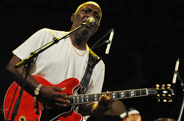 Jacob Desvarieux du groupe antillais Kassav  lors d'un concert le 1er mai 2009 à Abidjan.(Photo : KAMBOU SIA/AFP via Getty Images)