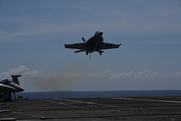 -Illustration- Un avion de chasse FA-18 hornet se prépare à atterrir lors d'un entraînement de routine. Photo Ted ALJIBE/AFP via Getty Images.