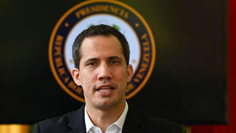 Le président intérimaire du Venezuela, Juan Guaidó, s'exprime lors d'une conférence de presse au parc Morichal, dans le quartier du Prados de l'Est à Caracas, le 19 mai 2021. (Photo par YURI CORTEZ/AFP via Getty Images) 