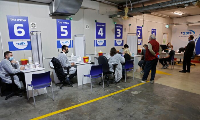 Le centre de vaccination Maccabi Health administre des doses du vaccin Pfizer-BioNtech contre le Covid-19 dans le parking du centre commercial Givatayim à Tel Aviv, ville côtière méditerranéenne d'Israël, le 26 janvier 2021. (Jack Guez/AFP via Getty Images)