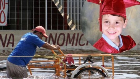 Un père mexicain décore son tricycle de vente d’épis de maïs pour emmèner son fils à la remise des diplômes malgré la pluie