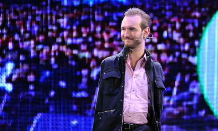 Nick Vujicic, conférencier australien spécialiste de la motivation, prononce un discours devant 50 000 spectateurs au World Trade Center Nangang Exhibition Hall de Taipei, le 14 décembre 2013. (Mandy Cheng/AFP via Getty Images)